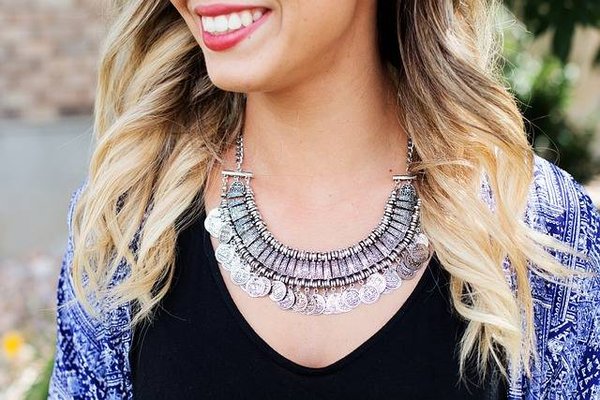 Comment choisir le collier parfait pour votre tenue ?
